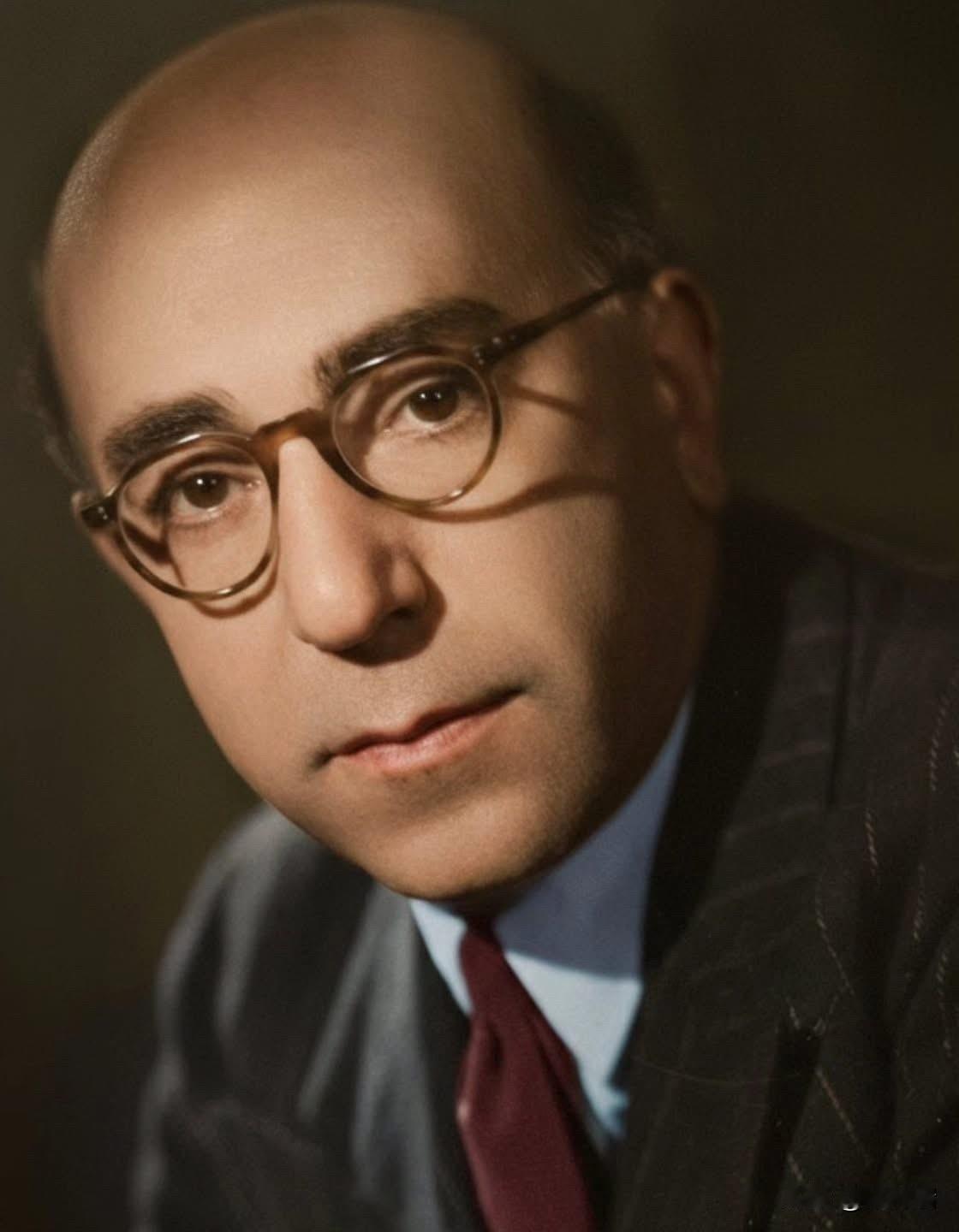 二战期间，伊朗外交官阿卜杜勒·侯赛因·萨尔达里（AbdolHosseinSa