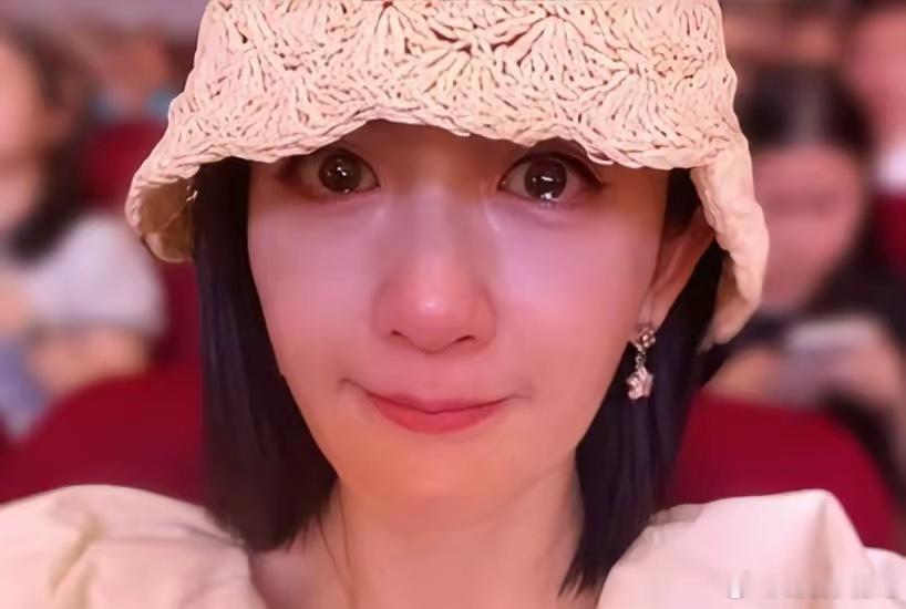 真的是大快人心，谢娜演唱会彻底翻车！浙江官媒犀利点评，撕开内娱最虚伪的套路。谢娜