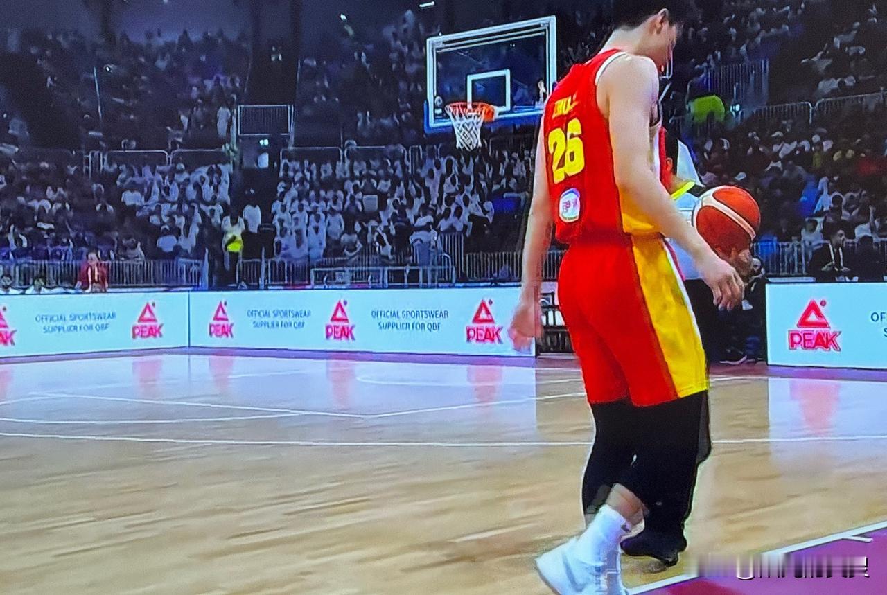 中国同卡塔尔的比赛开始。胡金秋首先打进一球，比赛进行到2分钟，中国队2: