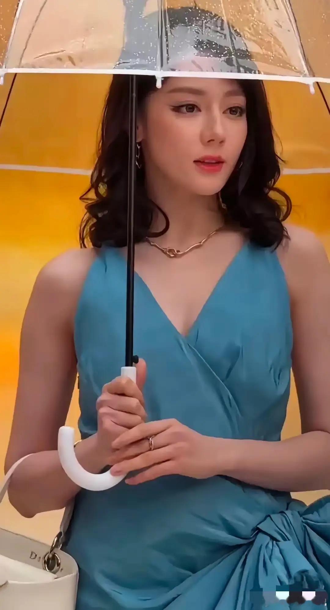 一开始我怀疑是妆造的原因，后来我怀疑是场景的原因，但是后面我不得不承认，迪丽热巴