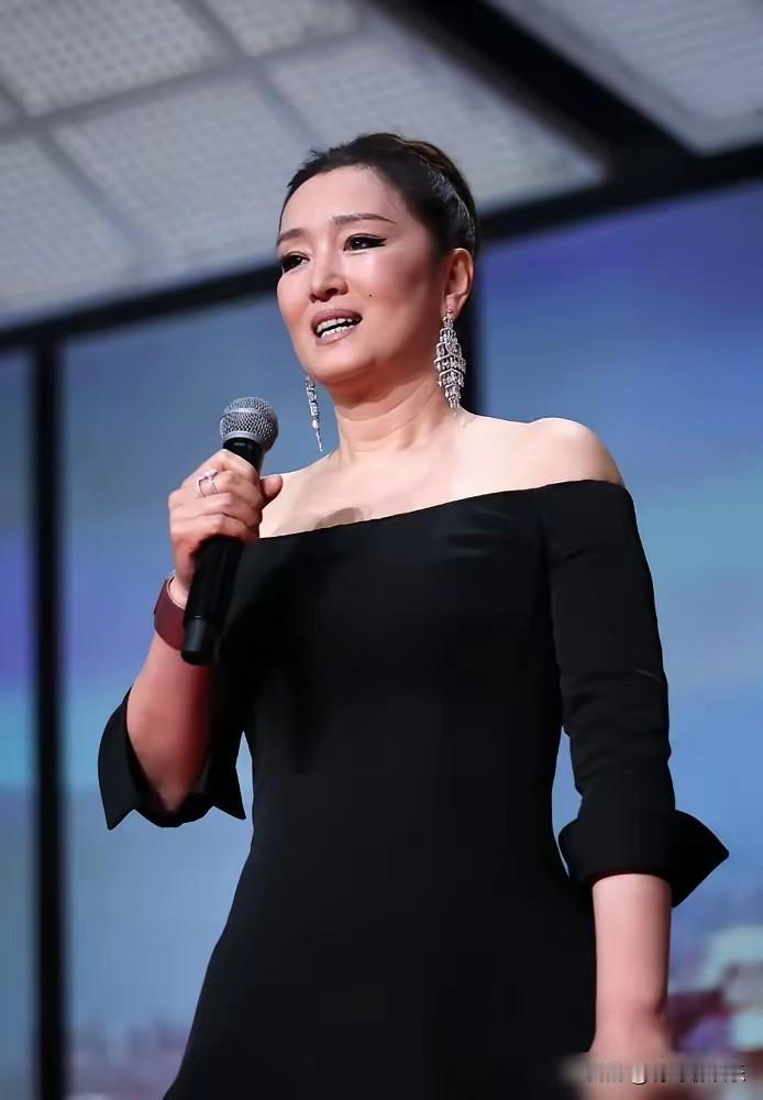好家伙，戛纳办了79年，愣是被一个60岁的中国女人给“破规矩”了。昨晚的开幕