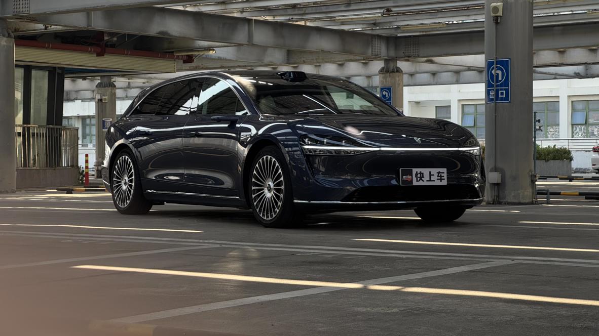 一台车在不同光影下可以表现出不同的颜色……猎装版车确实好看[呲牙笑]【来自懂车帝车