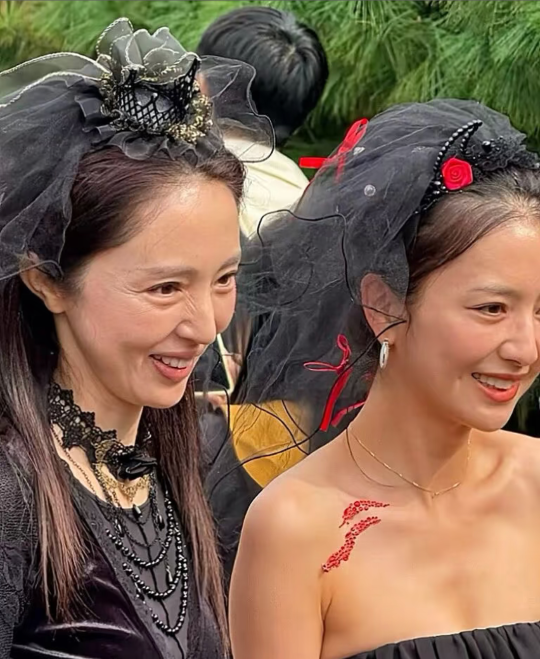离开了美颜滤镜和精修图，路人状态下素颜的董璇和佟丽娅，其实和普通人没有什么区别。佟丽娅和董璇两人胜似