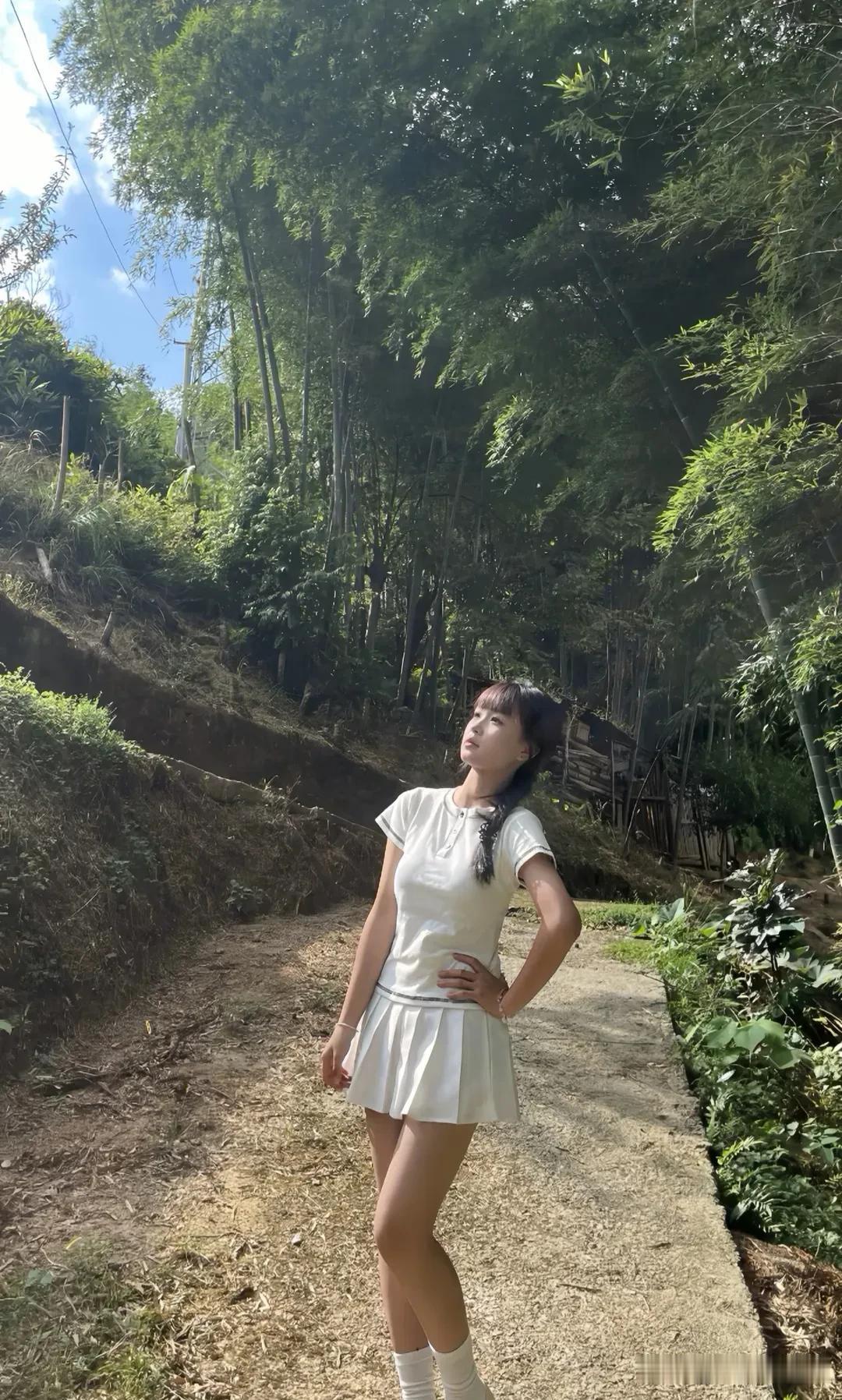 踏入山林，遇见最甜的你。裙摆轻扬，笑容如蜜，自然与清新的完美邂逅。