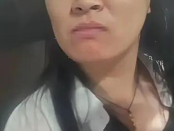 开学前一周，石家庄一位高三化学老师，亲手把铁饭碗摔了个稀碎。就因为在小区电梯里，