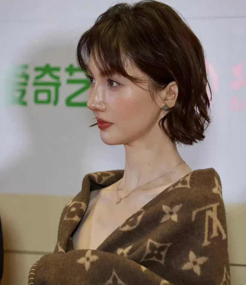 金晨鼻子坏了被剧组退货？金晨这阵子还是挺没存在感的，这不她和杨洋主演的《凡人