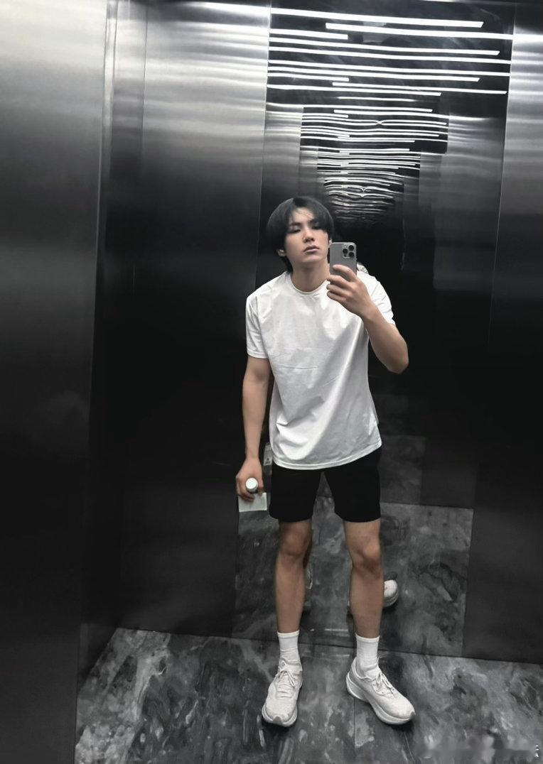 李耕耘早上好李耕耘还是户外跑舒服李老sei好久没露腹肌了嗷敲打一下​​​