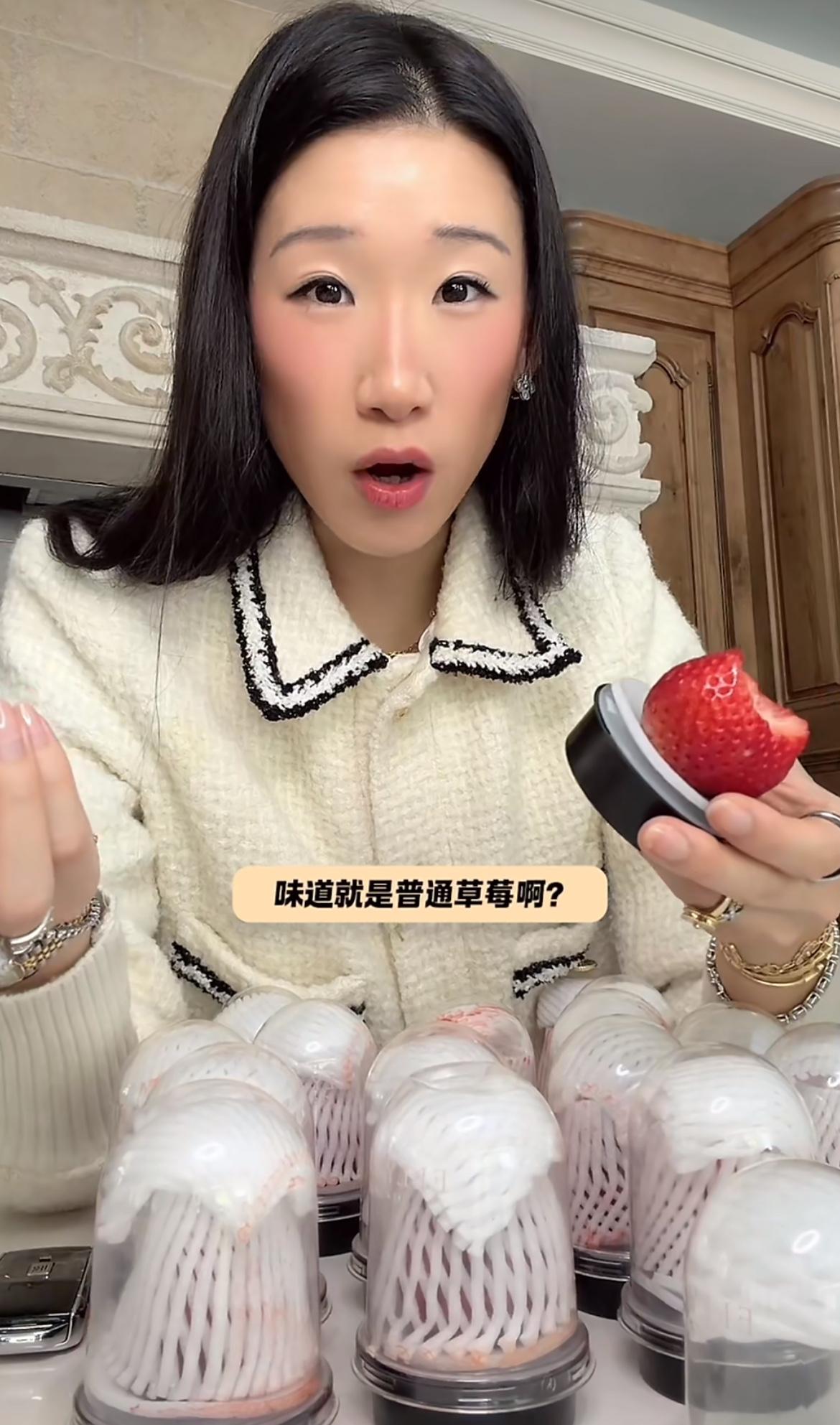 富豪华裔花了500美元买了一堆草莓，一个19美元，看起来比普通草莓大一点，但是吃