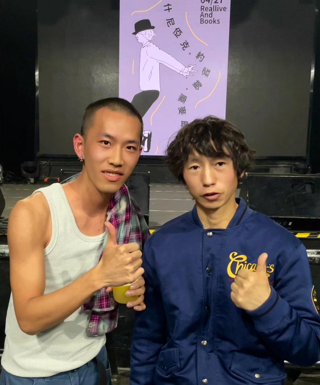 我朋友去看过庞麦郎的演唱会，他说，一开始只是当做笑话去看的，没想到和网上说的