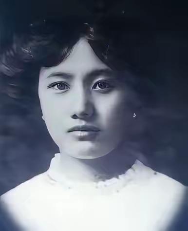 一天早晨，民国女子董竹君忽感下身不适，发现床上竟有一摊血污，吓得花容失色，伺候她