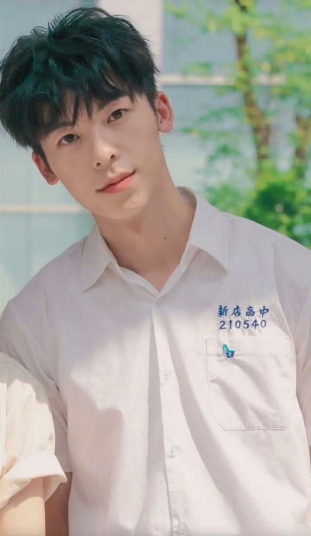 许光汉肿么了怎么会是这样的造型？拍摄角度的问题吗？不过有点韩味[大笑]​​​