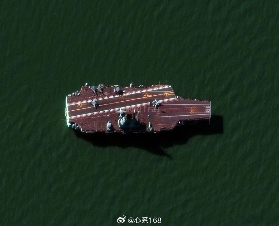 福建舰甲板上停了8架舰载机，3架空警600，3架歼35，3架歼15T仔细看歼35