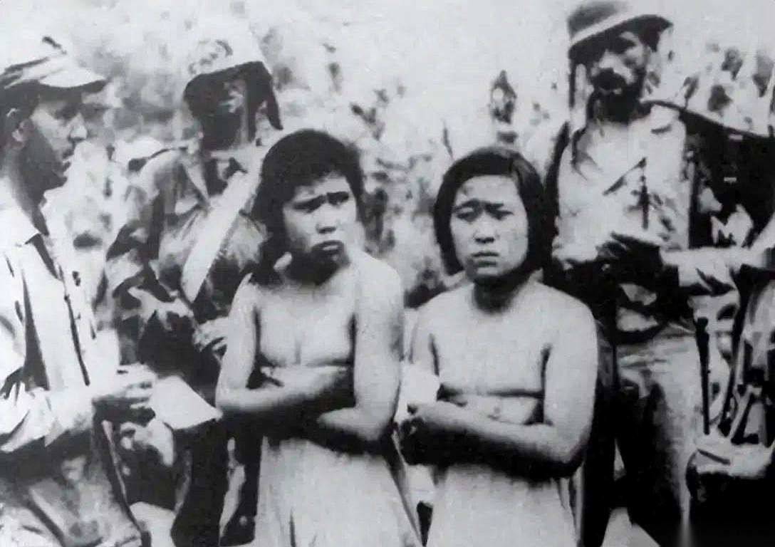 一张记录盟军解救行动的老照片，定格了冲进日军慰安所的那一刻。门被撞开，刺眼的阳