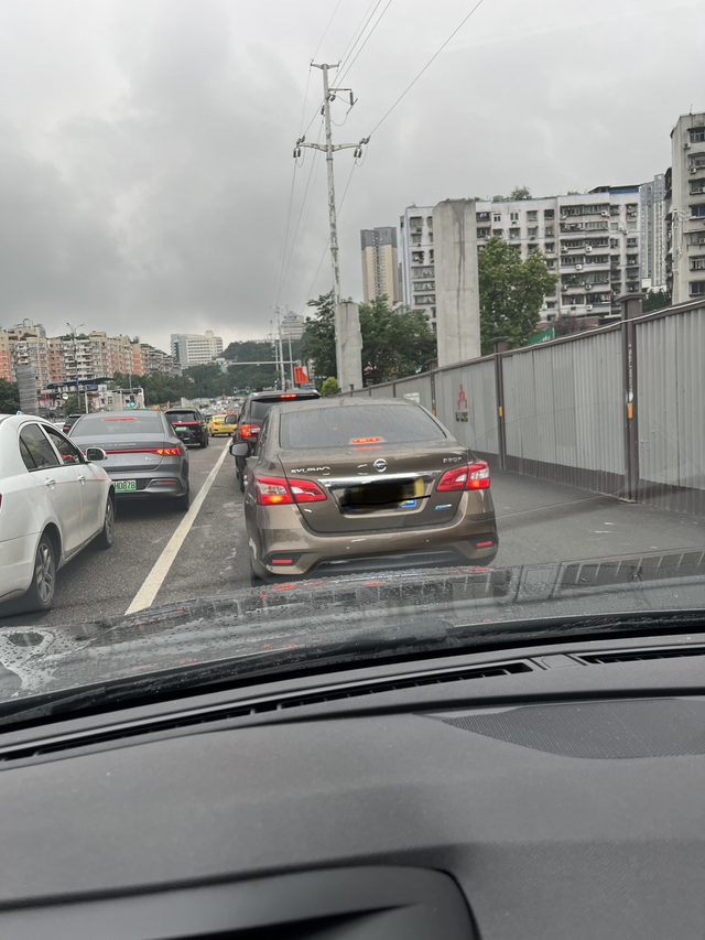 轩逸真的开的慢红绿灯，我的前面是一个轩逸，开的真的慢，绿灯3秒了才走，前面没有