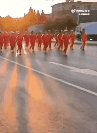 大妈们队伍整整齐齐浩浩荡荡高唱我队向前向前，我们队伍向太阳…突然一辆洒水车，喷