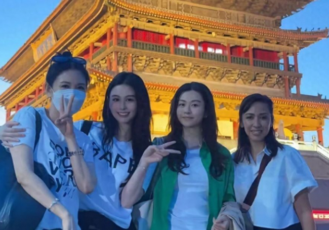 57岁邱淑贞带女游西安扎丸子头似少女状态超绝