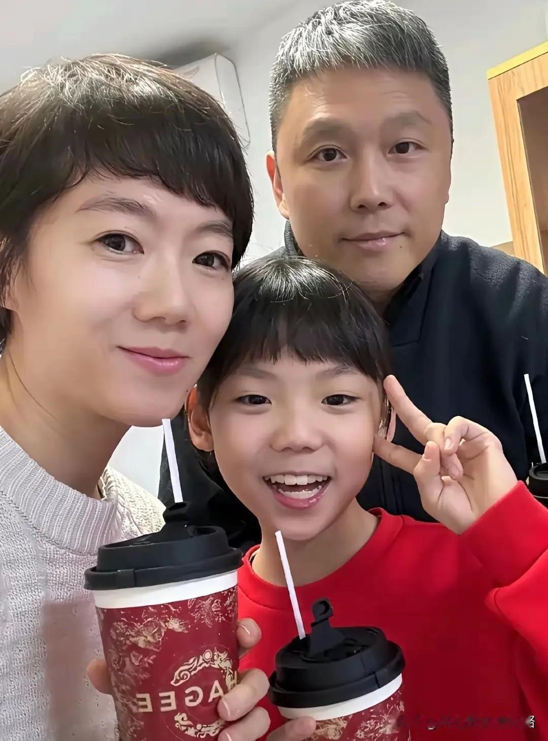 志强教练有眼光，找了一个懂他的妻子。志强教练的妻子情商很高，发文力挺老公，告诉