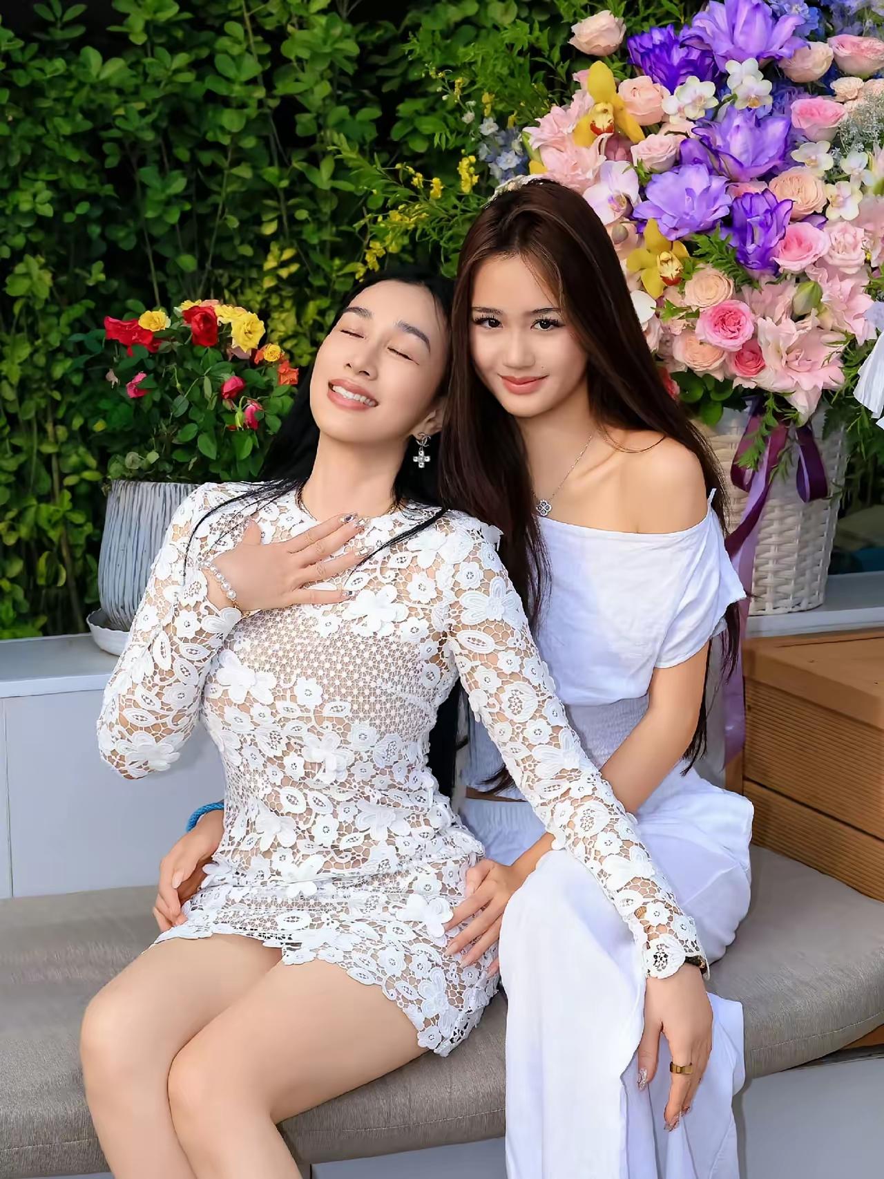 钟丽缇56岁生日，二女儿Jaden专程从波士顿回国为妈妈庆生。女儿们亭亭玉立，钟