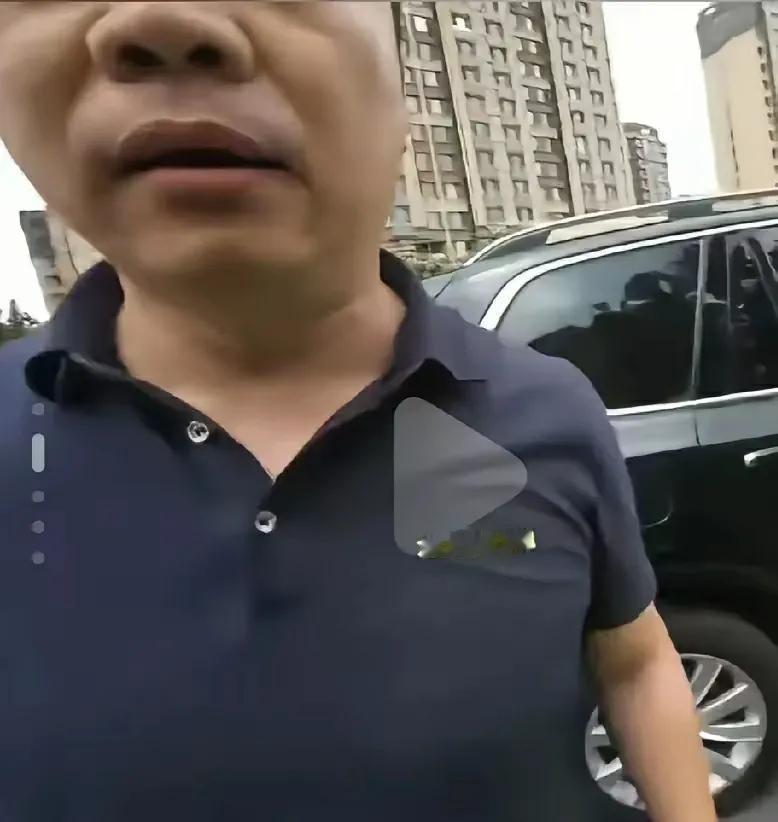 最近风头出尽的中联重科工衣男，开沃尔沃别停摩托后下车一口一个整死你，态度嚣张跋扈