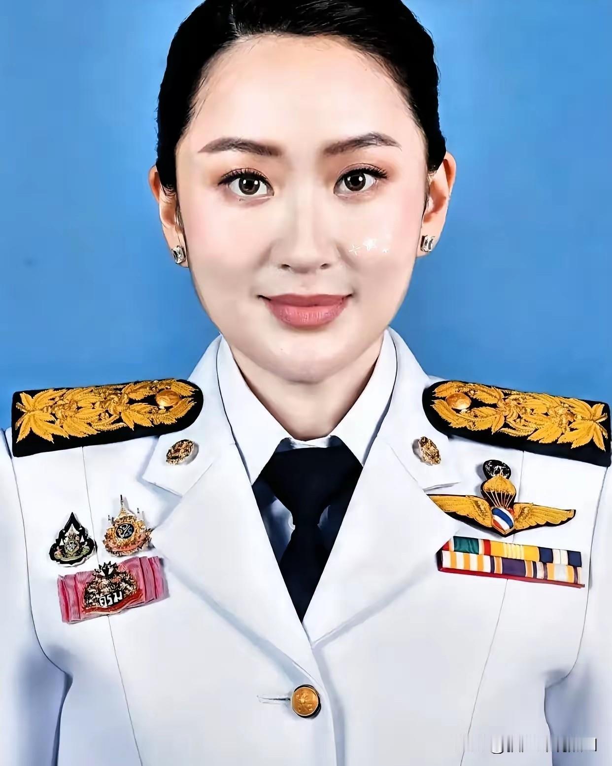 佩通坦被洪森赶下台他信家族却不敢反击，那都是因为他们两家的身份背景悬殊太大了！