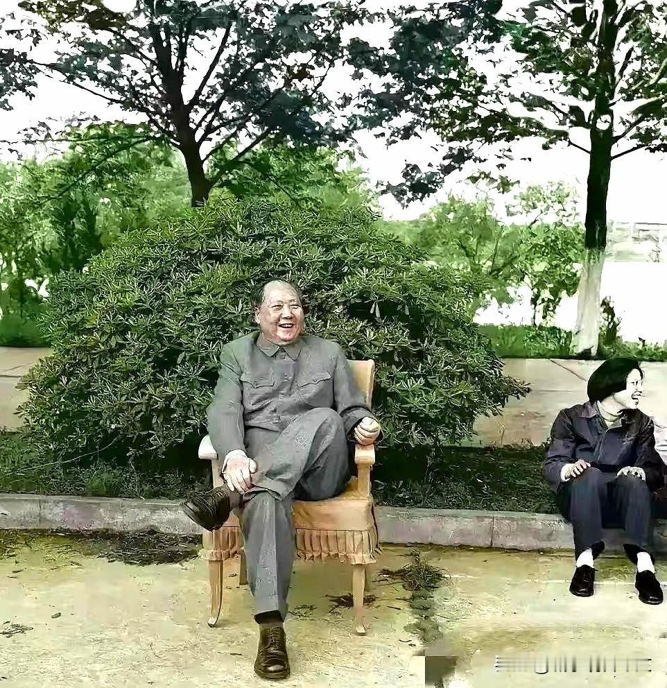 毛主席的这张珍贵照片，看到花池的台阶上坐着的这位女士，就这个坐姿真是太朴实、太真
