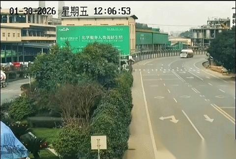 老天爷给了她两次活命的机会，活生生的两次。第一辆白色罐车，那么大个儿，猛地一把