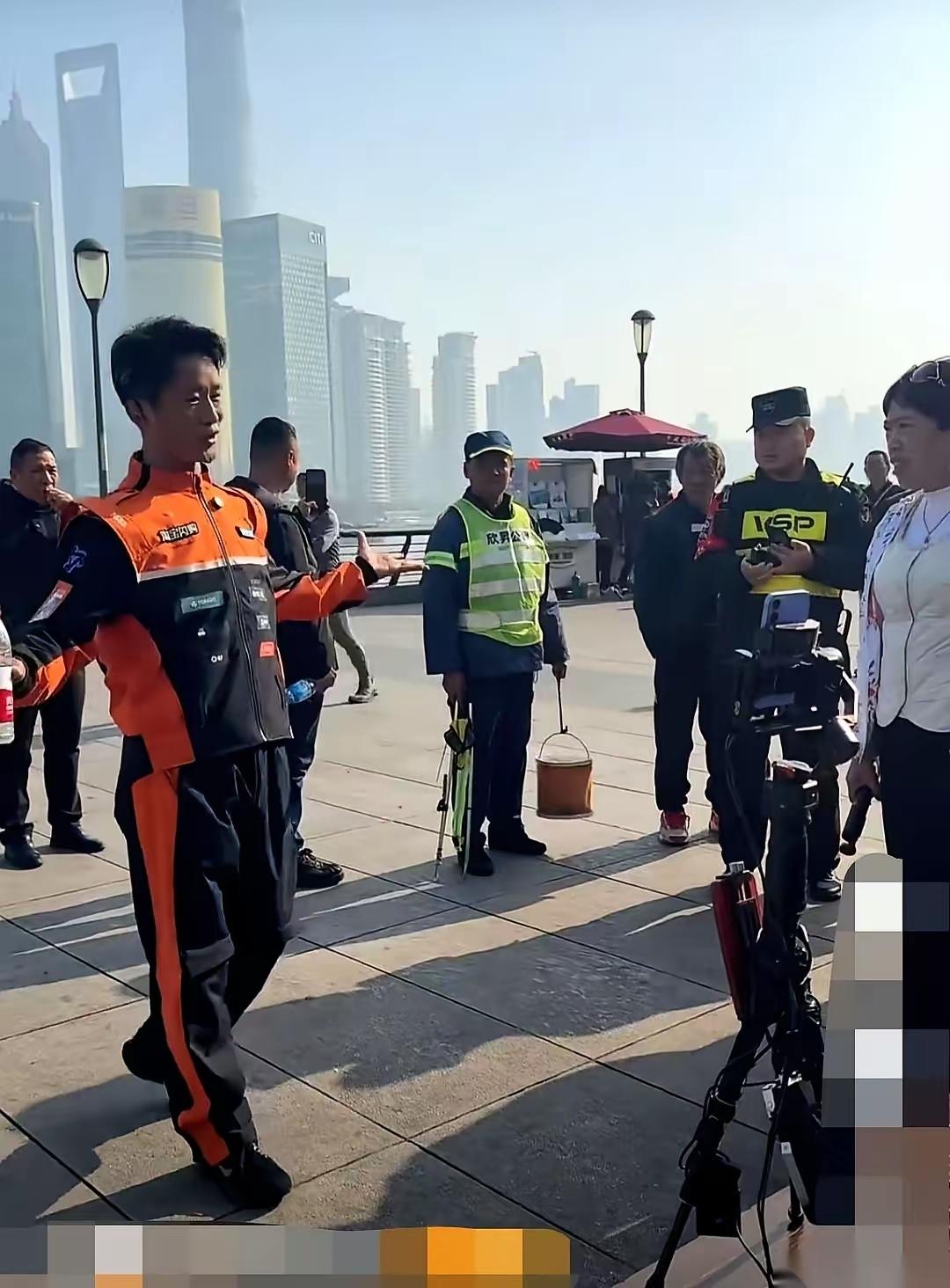 外滩主播耍威风被“打脸”：虚张的“人气”，难敌规矩之严上海外滩上演了一出令人哭