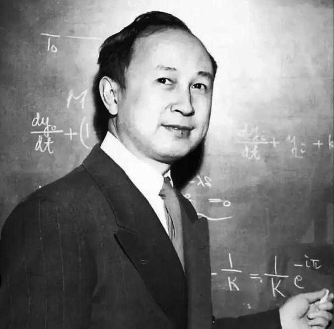 1964年秋的，钱学森全家人围桌吃饭，钱学森咀嚼两下，突然放下筷子，目光落在菜盘