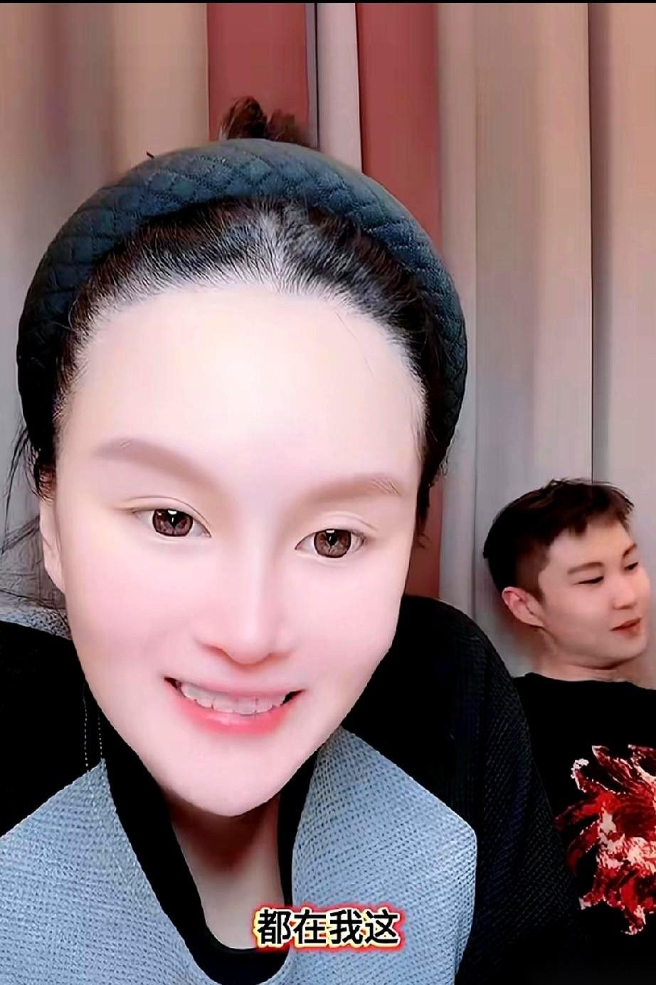 刷到赵本山女儿球球。手机屏幕上，一张脸怼了过来。第一眼，视线直接被她光秃秃的眉