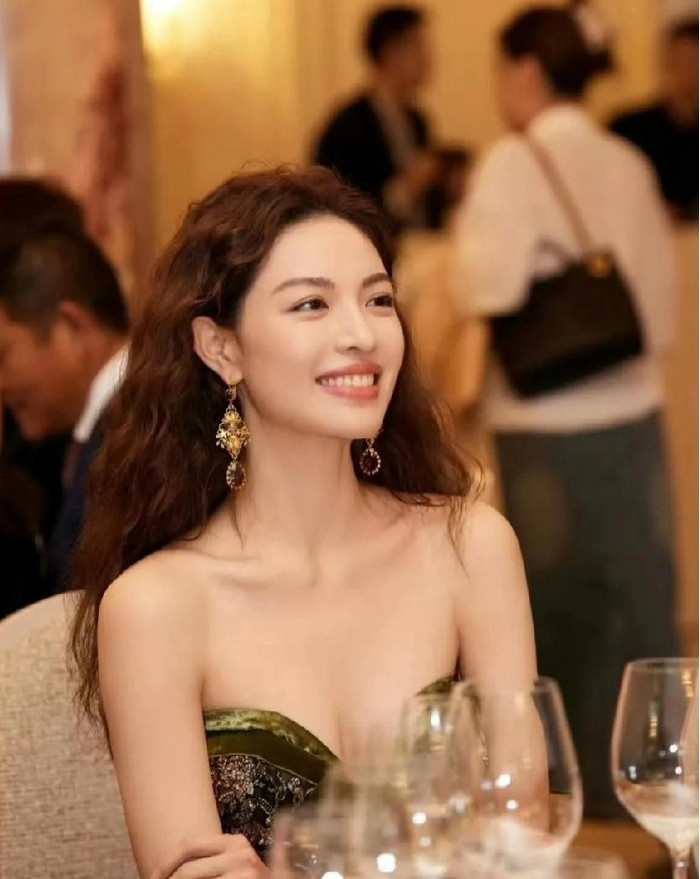 明星走趟红毯，化妆费动不动就上万？这事儿听着是不是有点离谱？张柏芝一场活动的