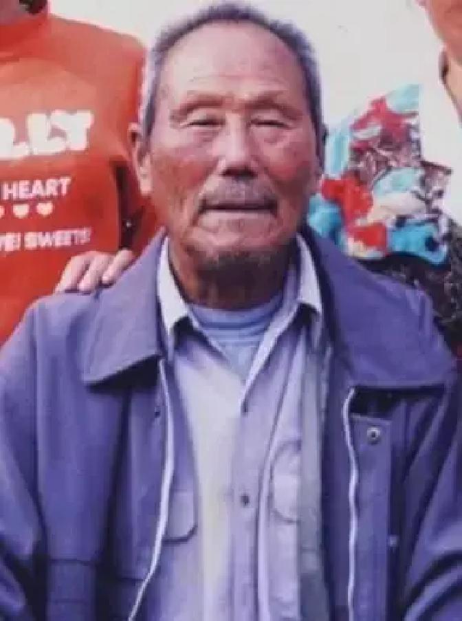 1950年，一名人高马大的土耳其士兵，见志愿军战士董明德筋疲力尽，便想趁机弄死董