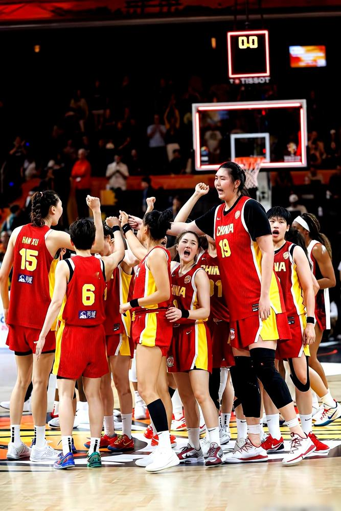 19岁张子宇赛后喊隋菲菲阿姨，当场把前辈给喊愣了！2026女篮世界杯赛后采访，杨健抛彩蛋环节，隋菲菲