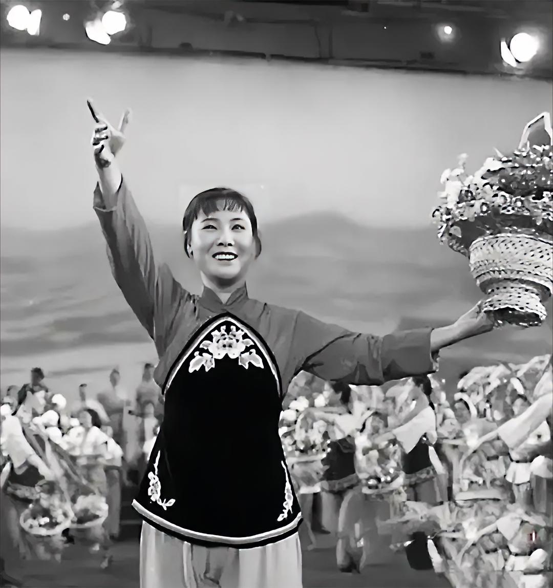 郭兰英留下“不设灵堂”的遗愿，有些人该脸红了。郭兰英走了。留下一条死命令：