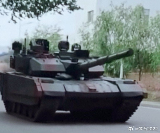 外贸坦？炮塔加装了类似100系列的光电系统，APS的拦截弹双筒基本上是老款，与9