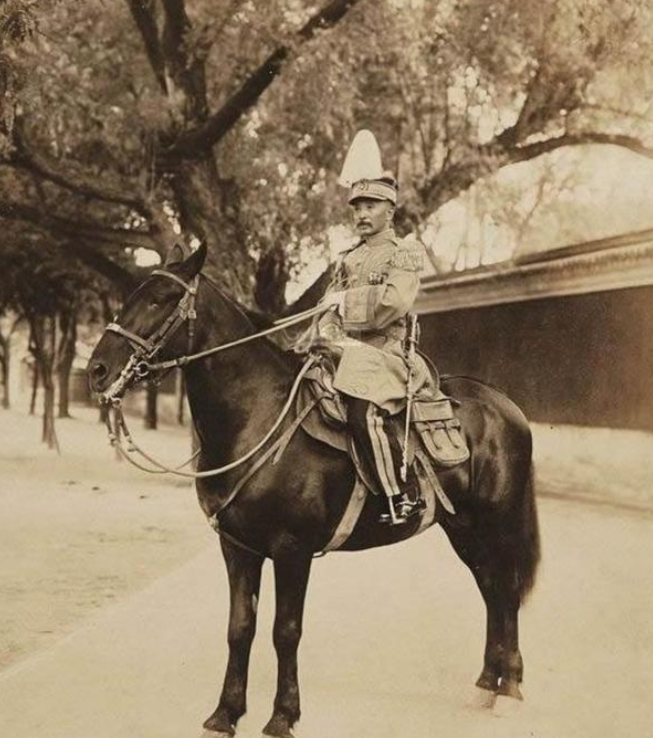 1918年张作霖派韩麟春带50万大洋去上海买兵工厂。没成想韩麟春将大洋全输了，准