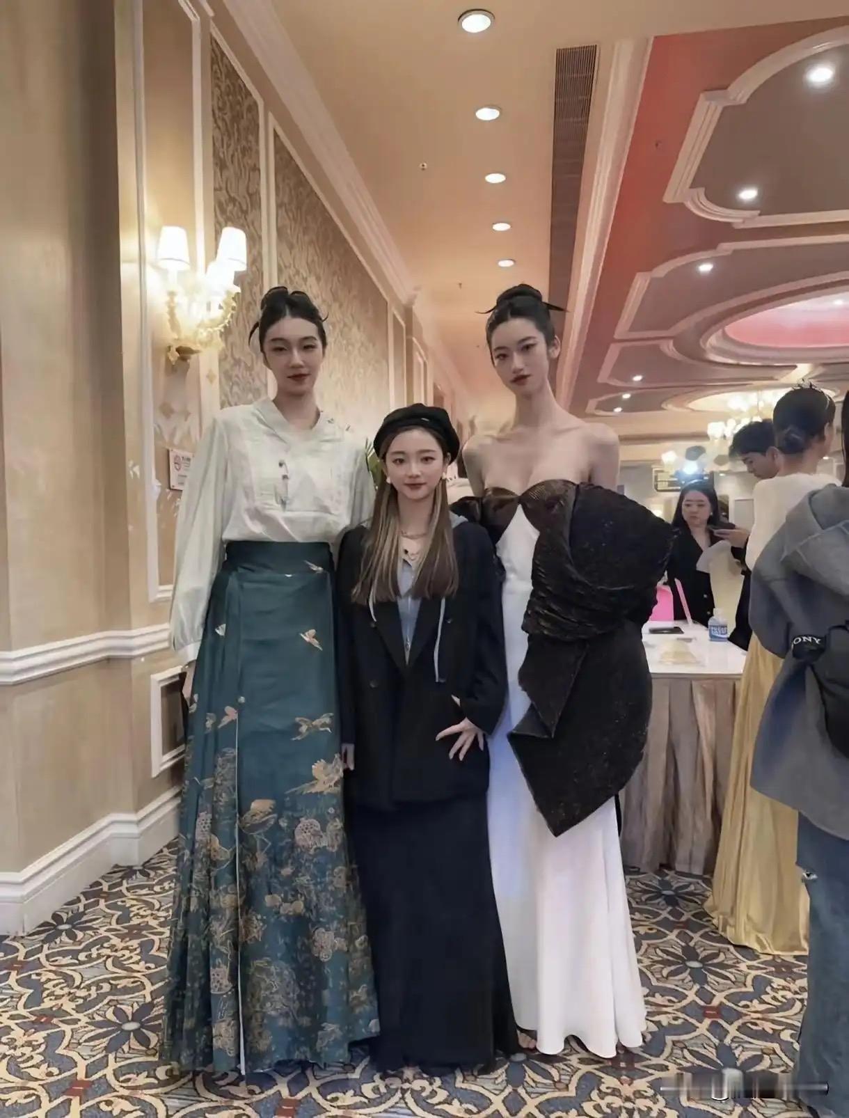 就喜欢中间的，，旁边两个送我我都不要……