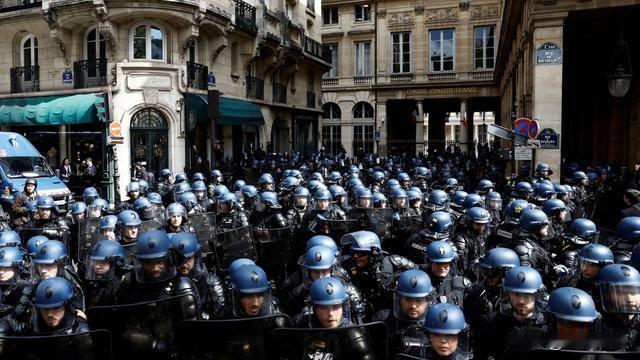 为迎接涌来的法国各地农民，今天早上巴黎警察已经严阵以待。然后晚上法国农民的拖