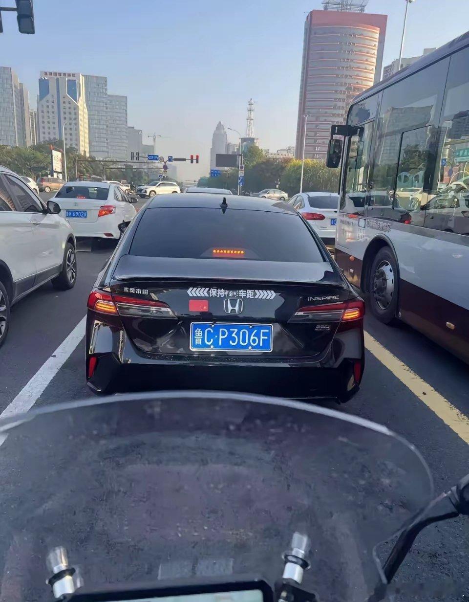 真是丢人现眼！开着日本车还贴国旗，就想证明自己爱国？可你居然把国旗倒着贴，这是什