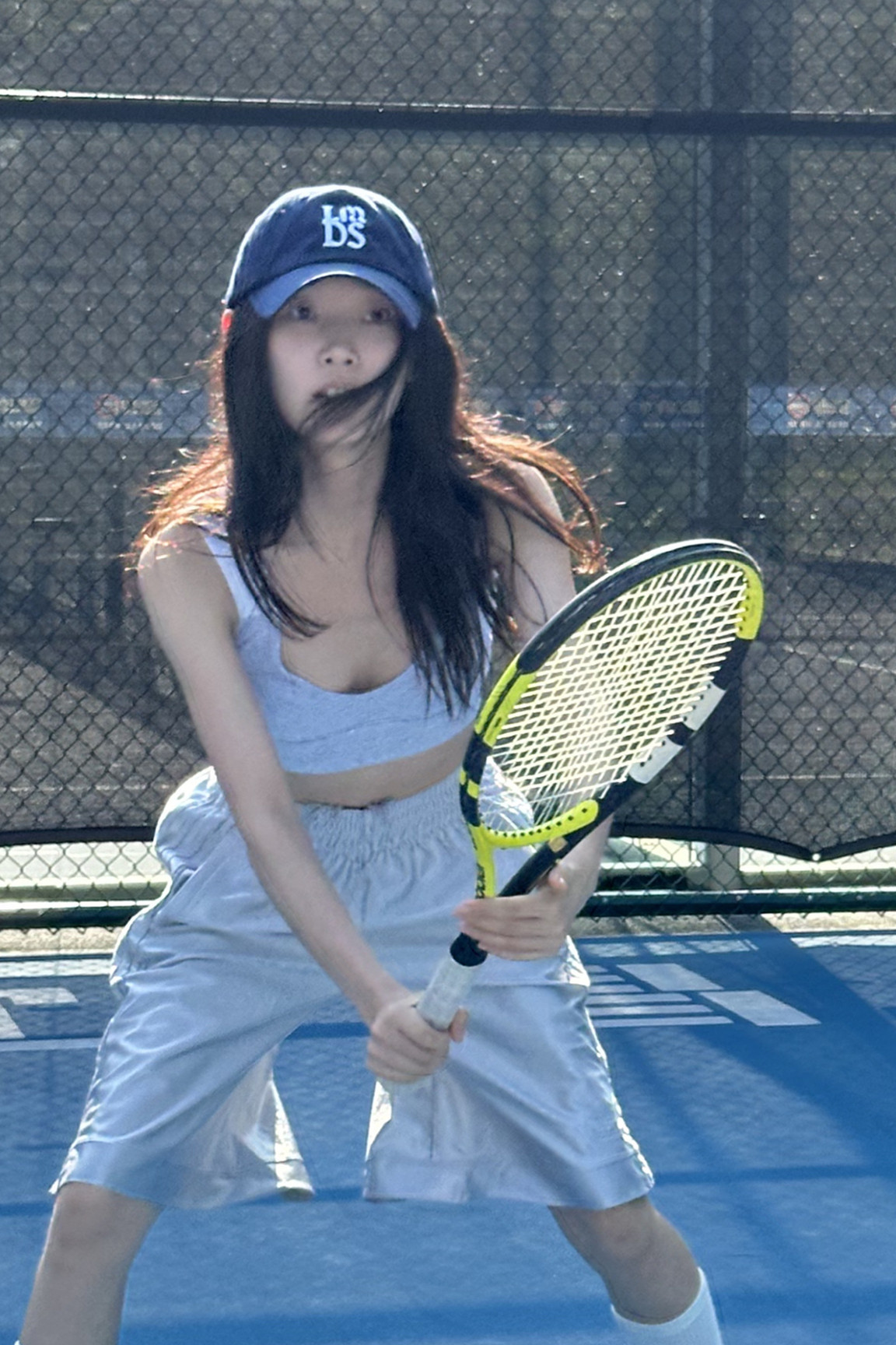 周依然，化身网球运动少女，活力四射