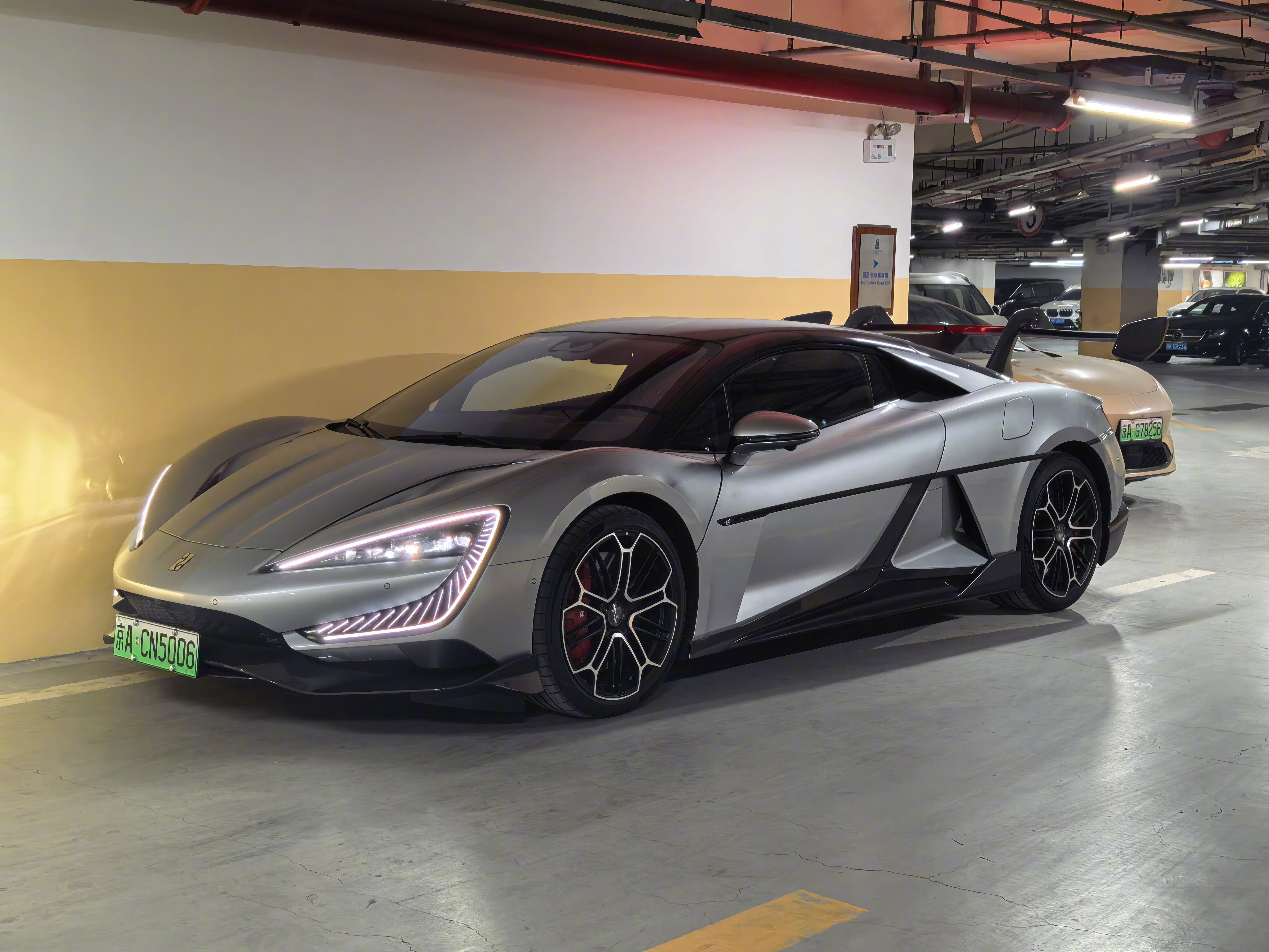 今儿开国产超跑（仰望U9)来国贸吃饭，一路被围观，大型反鹅颈干碳尾翼太吸引眼球了