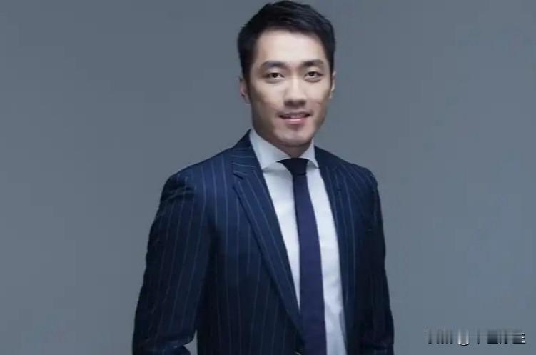 王自如自曝：负债1亿，绿皮车出行王自如负债1亿坐绿皮火车冲上热搜。这位昔日科