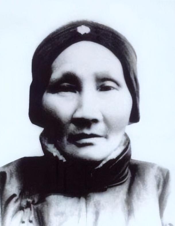 她是清末寡妇尼姑，难耐寂寞半路还俗嫁人，生下一子祸害中国至今一个女人，先后失