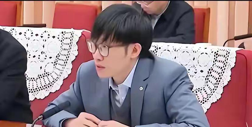 从AI英雄到被骂上热搜，梁文锋到底动了谁的蛋糕？最近，做出DeepSeek的