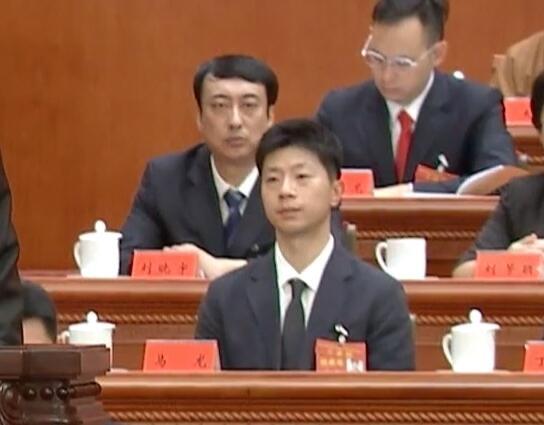 马龙同志，这个词用在他身上了，还在继续拼！马龙37岁了，这个年纪事业有成，但是