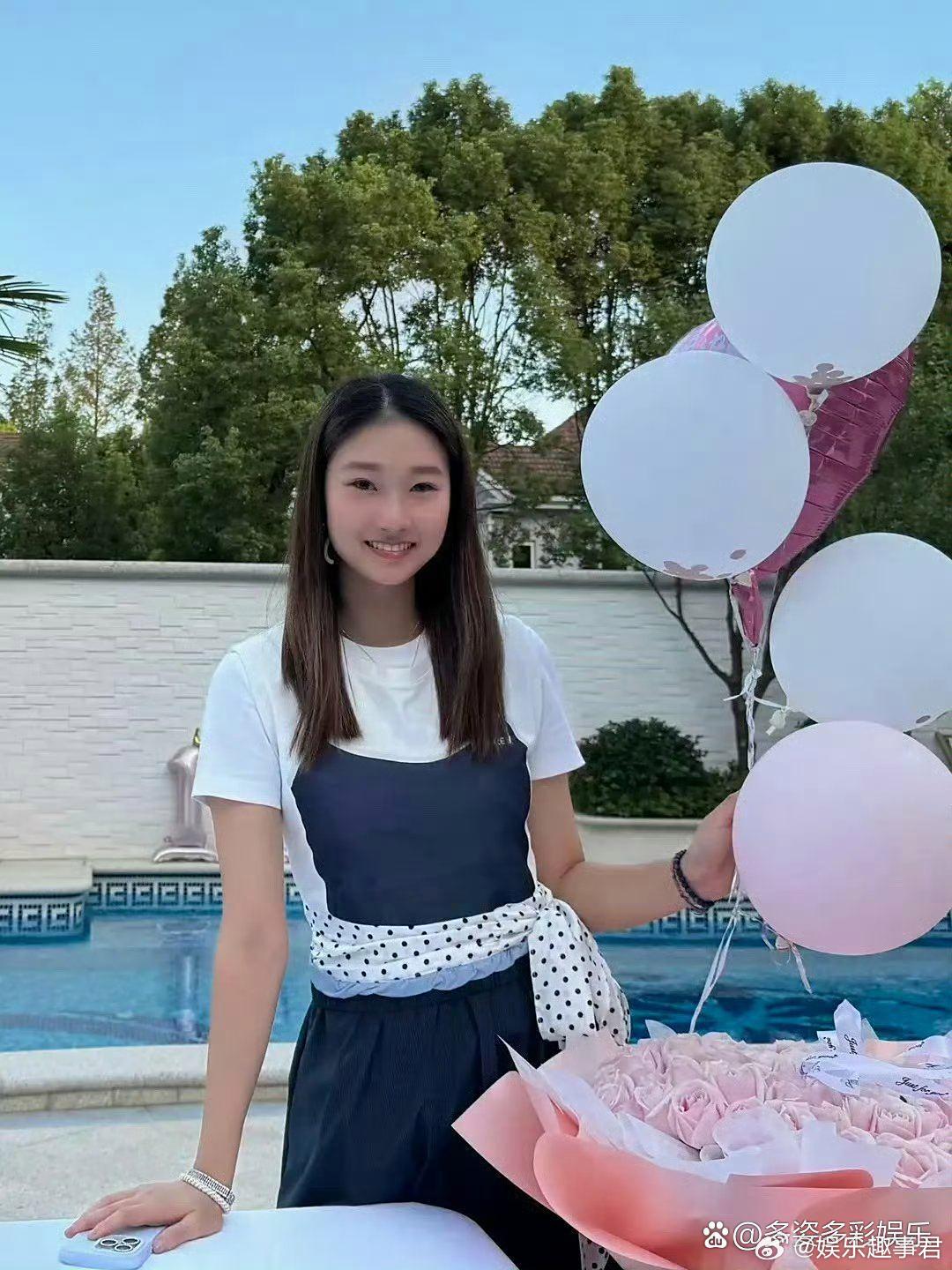 文章马伊琍大女儿17岁近照马伊琍的大女儿17岁了，庆生照里文君竹长得几乎与马伊琍