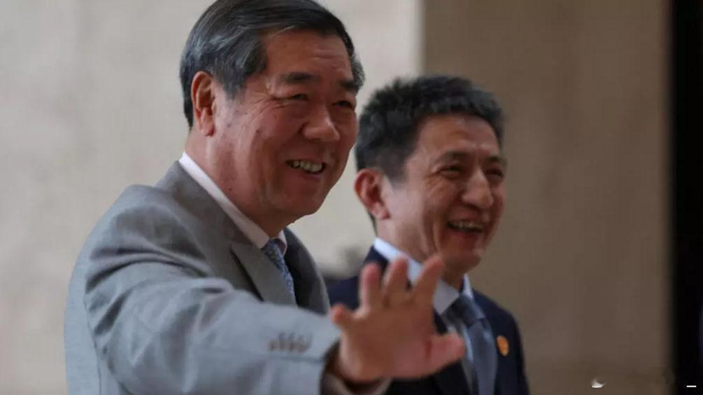 中美经贸磋商昨天的谈判结束后，中方代表满面笑容走出会场：中美经贸磋商​​​