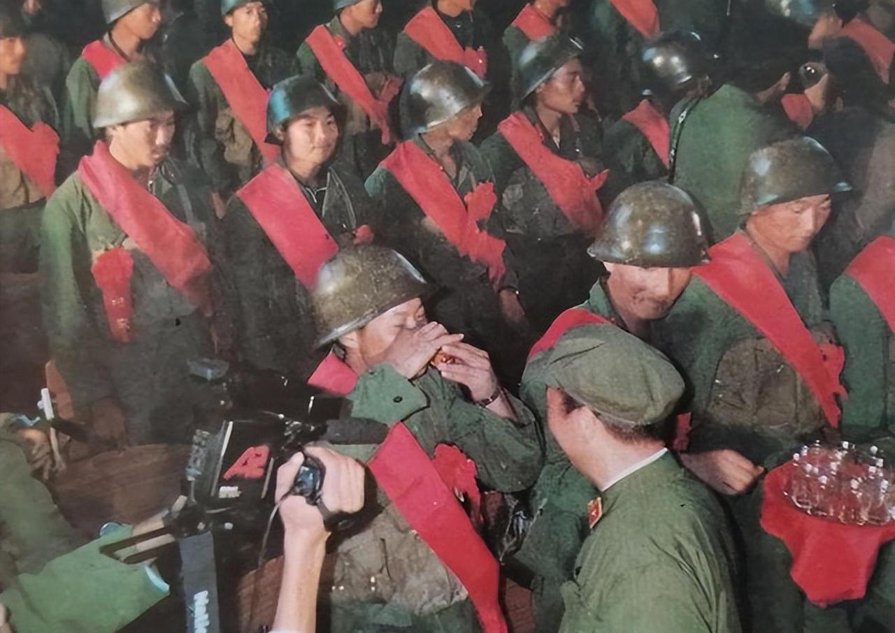 1951年，金珍彪响应国家号召，报名加入了志愿军。从被土匪掳上山的少年，到朝