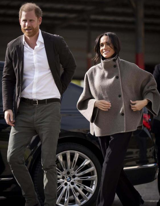 摇摇欲坠的王室，丑闻不断，急需哈里王子和梅根回归拯救他们？哈里王子在寻求安保特