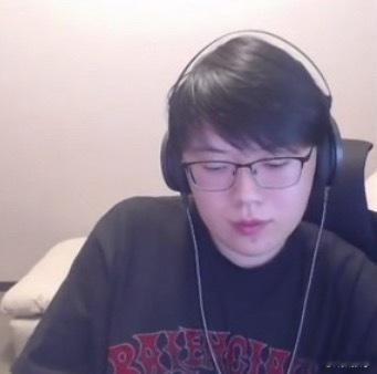 查理斯：我们队格外强大？有没有可能是雕哥队格外弱呢，说句实话，我们打到现在也就只