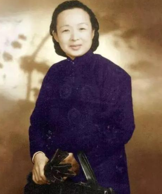 1949年，谢晋元的遗孀，请求市长陈毅，给她一个房子。陈毅当即下令，把吴淞路46